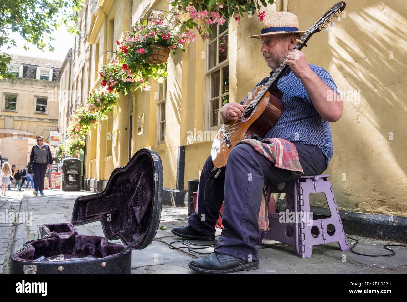Busker spielt klassische spanische Gitarre auf Straßenpflaster, Bath, Somerset, England, GB, UK Stockfoto