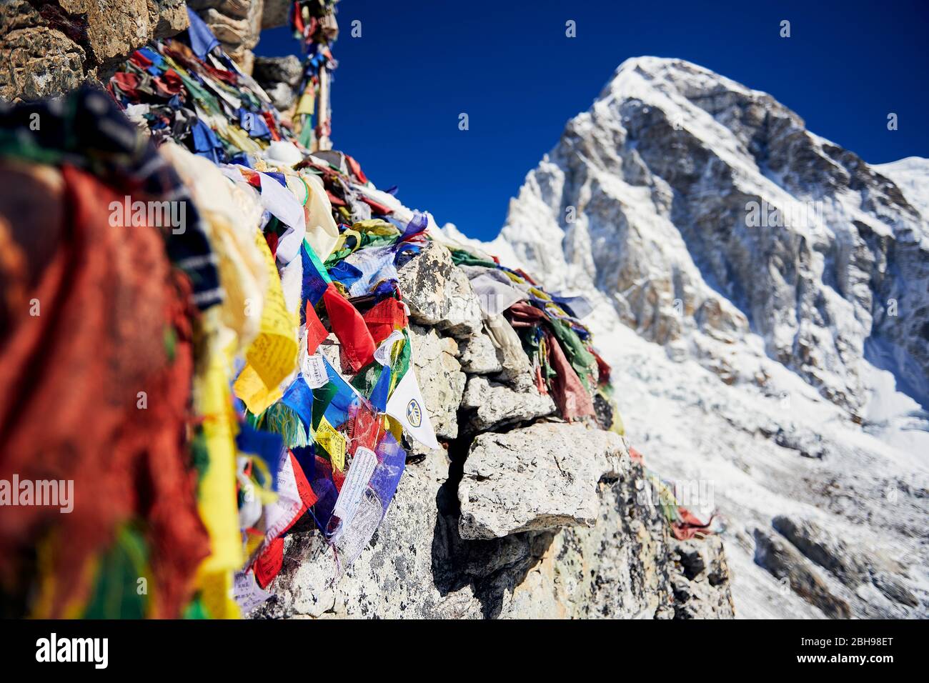 Gebetsfahnen auf dem Gipfel von Kala Patthar Stockfoto