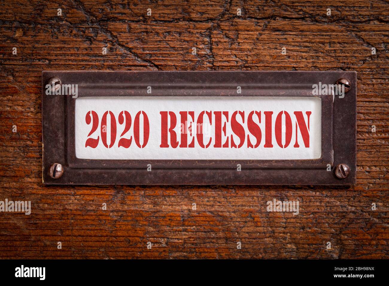 2020 Rezession - ein Etikett auf Grunge Holzschäftsschrank. Baisse Markt und Finanzkrise aufgrund der Coronavirus-Pandemie. Stockfoto