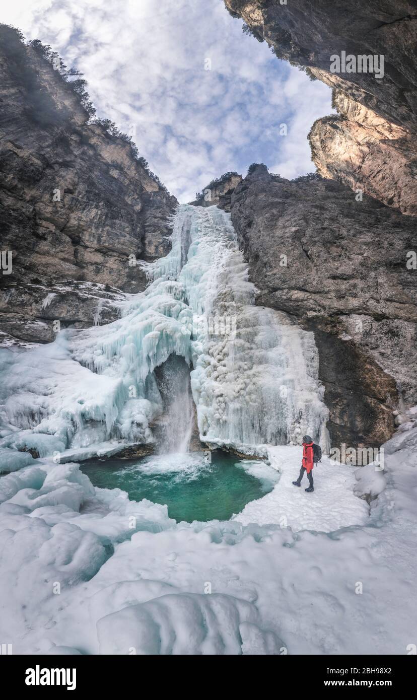 Wintertour an den Fanes Wasserfällen, Naturpark Dolomiti d Ampezzo, Cortina d Ampezzo, Belluno, Venetien, Italien Stockfoto