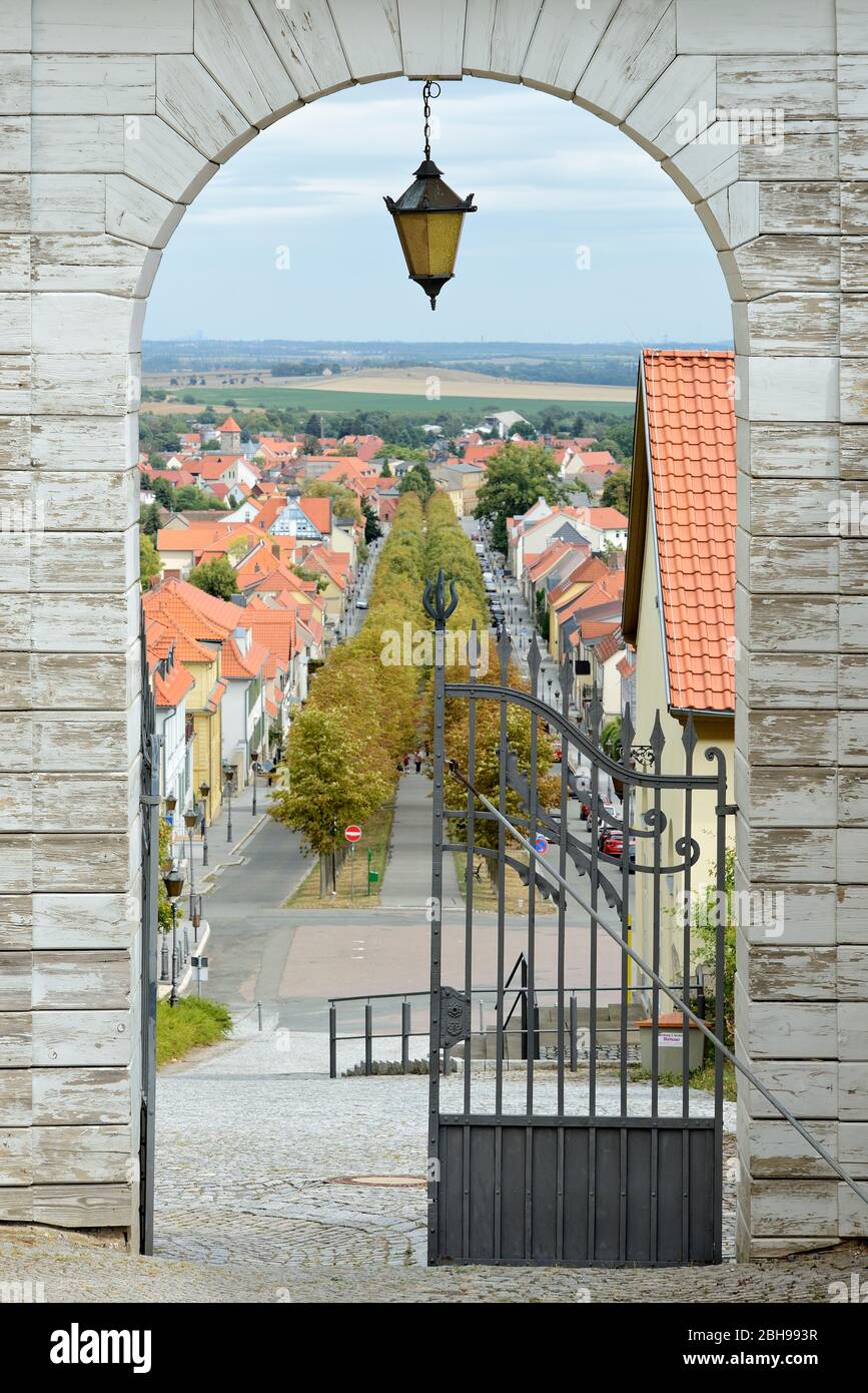 Blick durch den Burggater auf die Stadt, selektiver Fokus, Ballenstedt, Sachsen-Anhalt, Deutschland Stockfoto