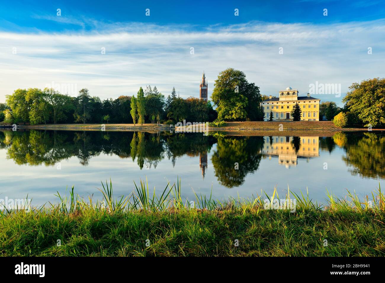 Herbst Im W rlitzer Park Spiegeln Sich Kirche Und Schloss Im See 