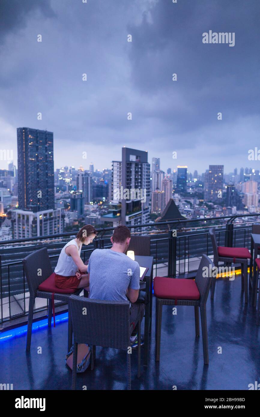 Thailand, Bangkok, Silom Area, Anantara Sathorn Hotel, Zoom Sky Bar und Dachrestaurant, Abenddämmerung, keine Releases Stockfoto