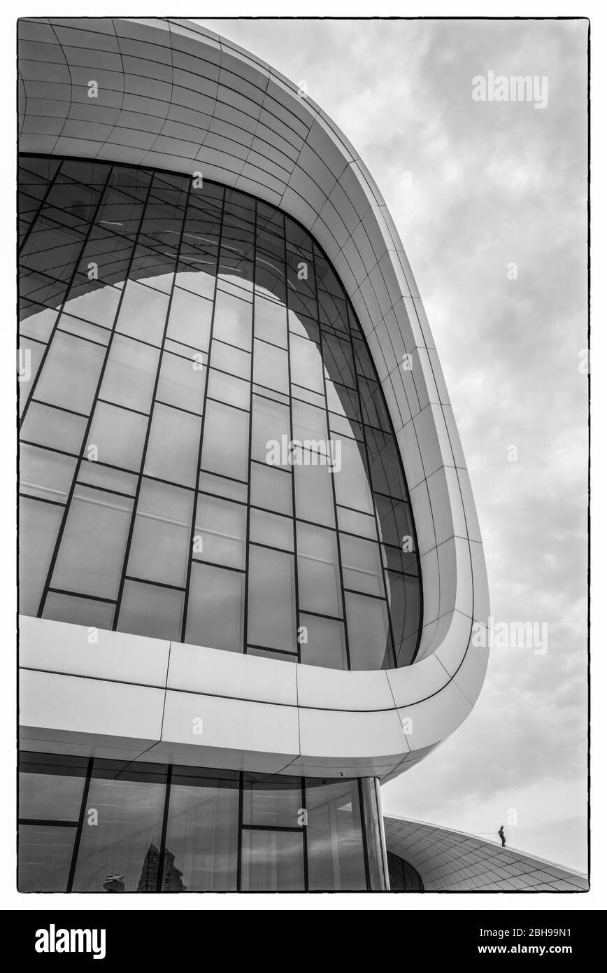 Aserbaidschan, Baku, Heydar Aliyev Kulturzentrum, Gebäude von Zaha Hadid entworfen, Außenansicht mit Besuchern, keine Freigaben Stockfoto