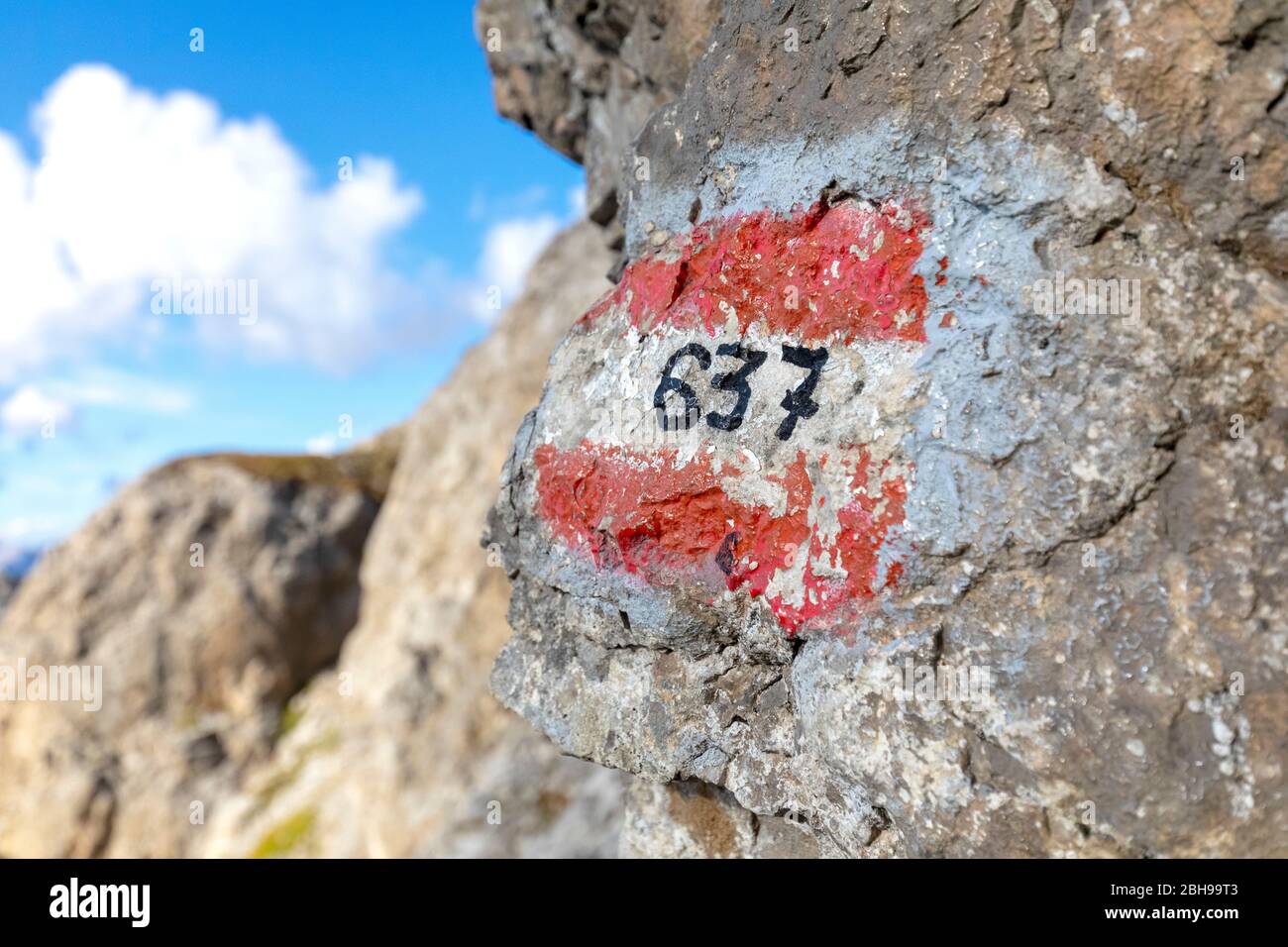 Wanderpfadmarkierung auf einem Felsen entlang des Beri Zac Hochweges, Costabella Ridge, Marmolada Gruppe, Dolomiten, Fassatal, Trient Provinz, Trentino-Südtirol, Italien Stockfoto