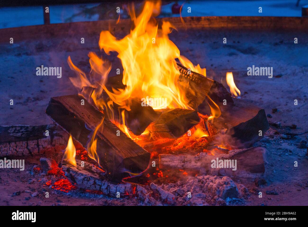 Lagerfeuer, Nacht, Holz glühend, Flammen Stockfoto