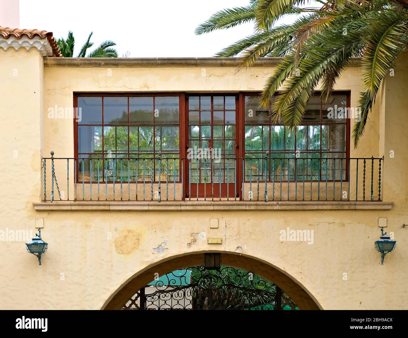 Detail der spanischen Architektur, 'el Cortijo' Stil (ein Bauernhaus, Englisch), verglaste Veranda über einem Tor. Stockfoto