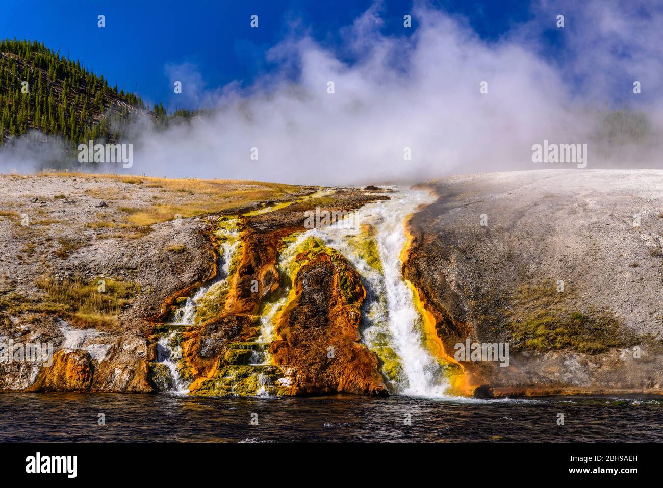 USA, Wyoming, Yellowstone National Park, Midway Geyser Basin, Excelsior Geyser, Firehole River Stockfoto