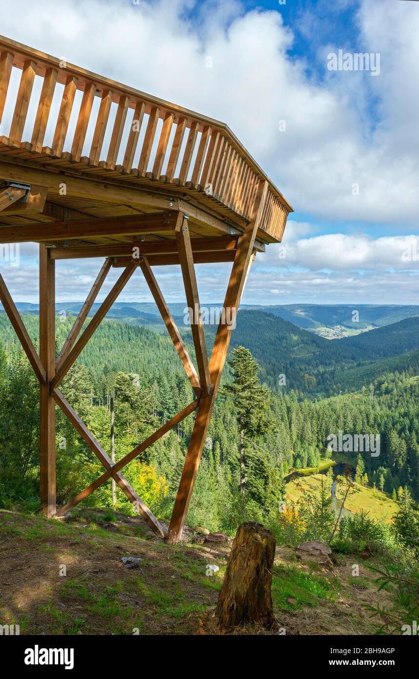 Deutschland, Baden-Württemberg, Freudenstadt-Kniebis, Ellbachseeblick, Aussichtsplattform mit Blick auf den Ellbachsee, einen Gletscherkarsee im nördlichen Schwarzwald. Die neue Aussichtsplattform, eine 30 m lange, barrierefreie Douglas-Fichtendock, am Ende 10 m über dem Boden, wurde im August 2013 eröffnet. Stockfoto