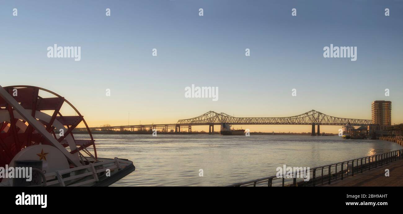 Sonnenaufgang am Mississippi River mit Blick auf die Crescent City Connection Bridge in New Orleans, Louisiana Stockfoto