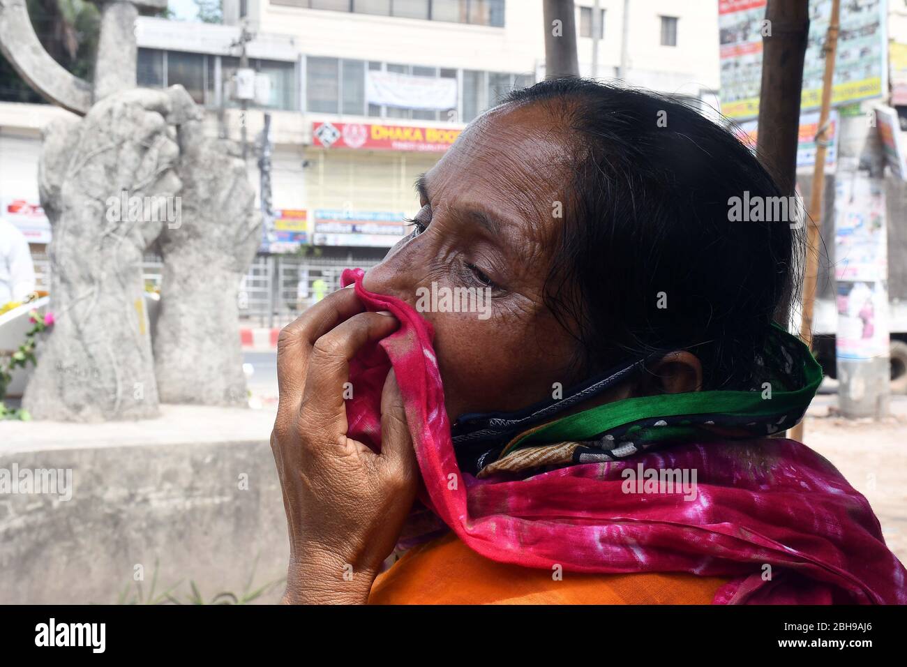 Eine Verwandte aus Bangladesch, die von einem Opfer getötet wurde, das in dem Gebäudeeinsturz des Rana Plaza getötet wurde, reagiert, als sie und andere den siebenjährigen Jahrestag der Katastrophe in T begehen Stockfoto