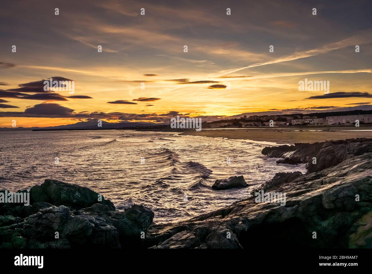 Sonnenuntergang in Saint Pierre la Mer im Winter Stockfoto