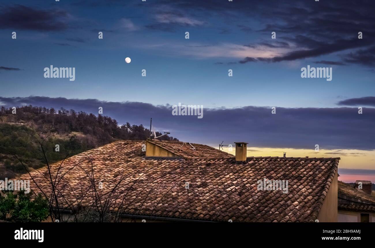 Vollmond über den Dächern von Montouriers im Winter Stockfoto