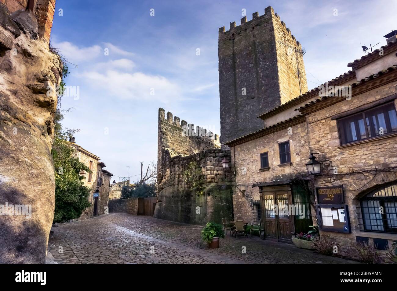 Dorfzentrum mit Blick auf den Turm der Homenatge in der Burg von Peratallada Stockfoto