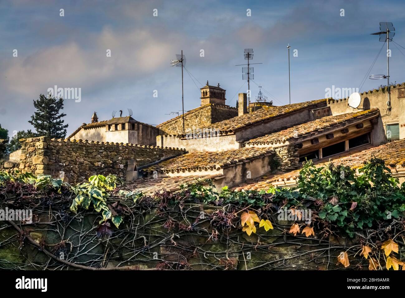 Blick über die Dächer von Monells im Herbst. Liste des kulturellen Erbes von Katalonien Stockfoto