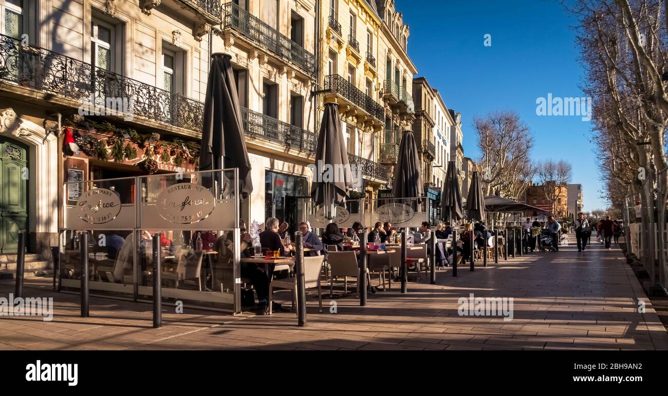 Cours de la République und Restaurants in Narbonne im Herbst. Stockfoto