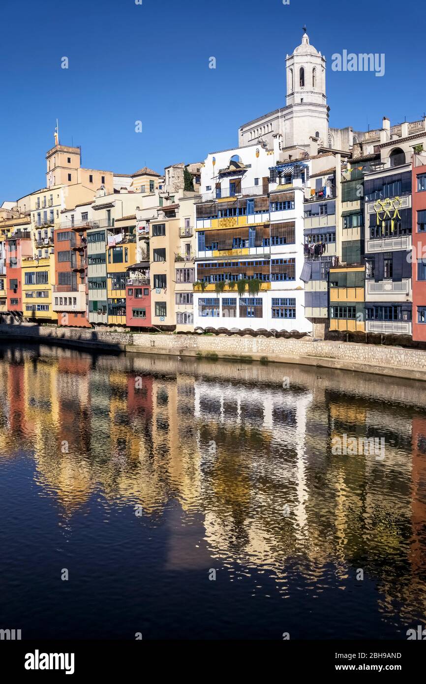 Fluss Oñar, Stadtbild und Kathedrale von Girona Stockfoto