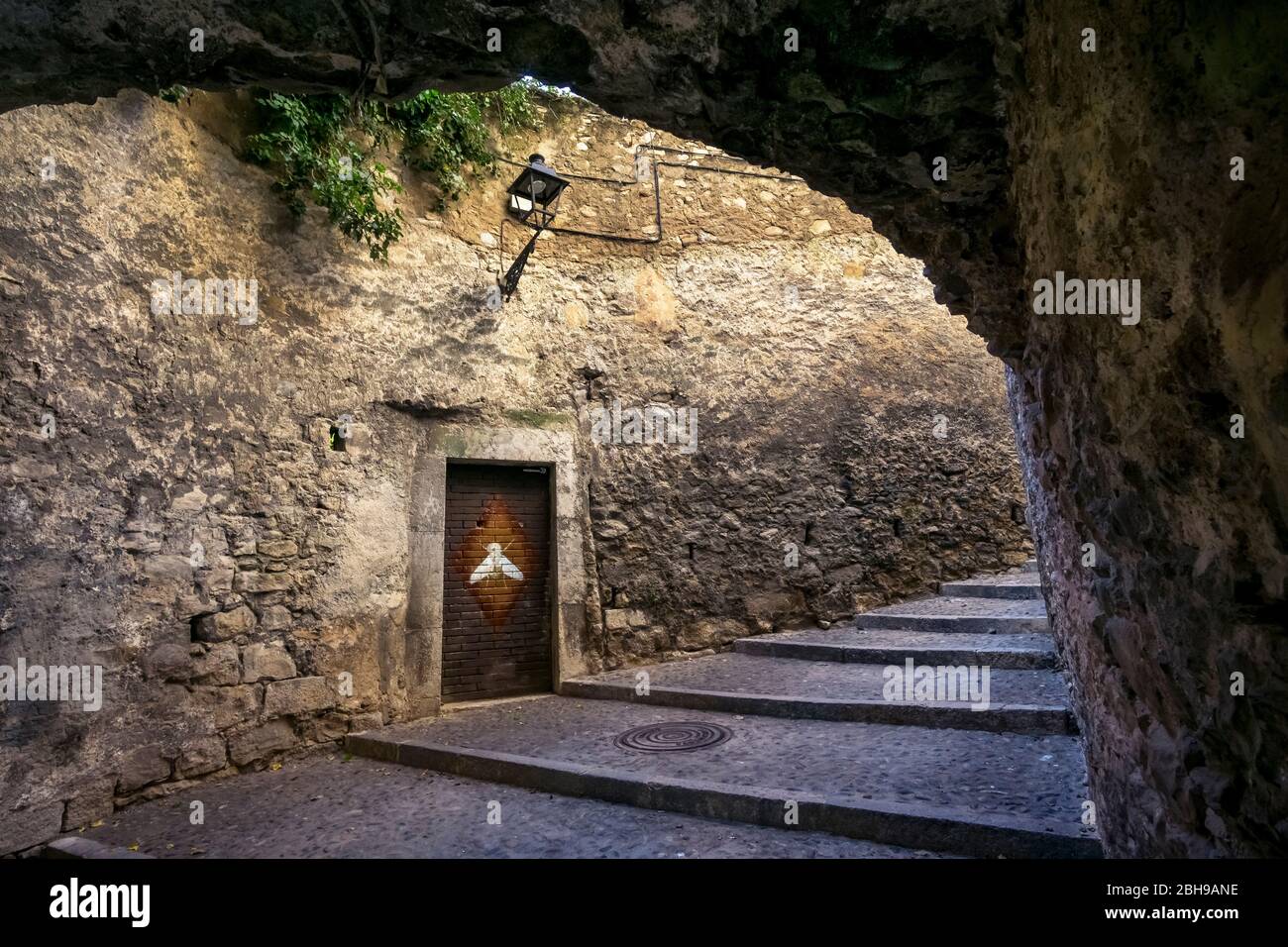 Alte Steintreppe und Steingang in Girona im Herbst. Stockfoto