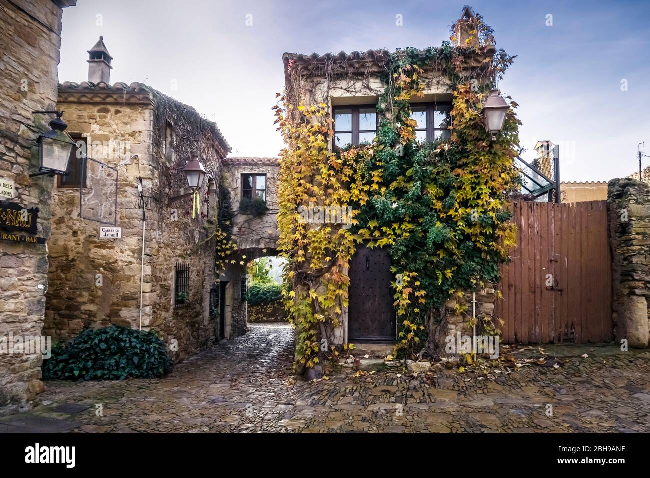 Gasse in Peratallada im Herbst. Das Dorf wurde als historisch-künstlerisches Ensemble in Katalonien ausgezeichnet. Stockfoto