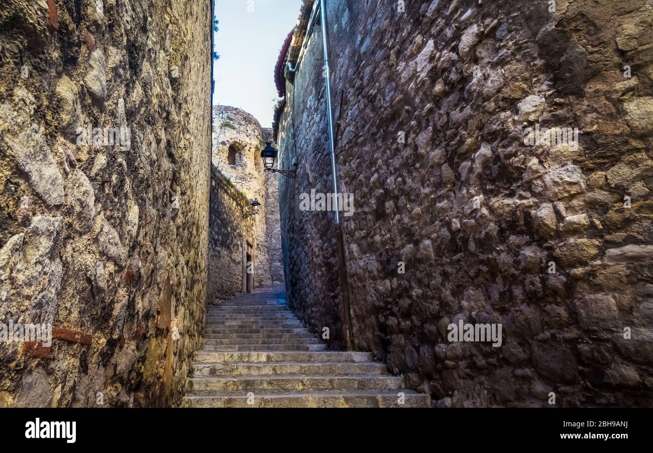 Alte Steintreppe in Girona im Herbst. Stockfoto
