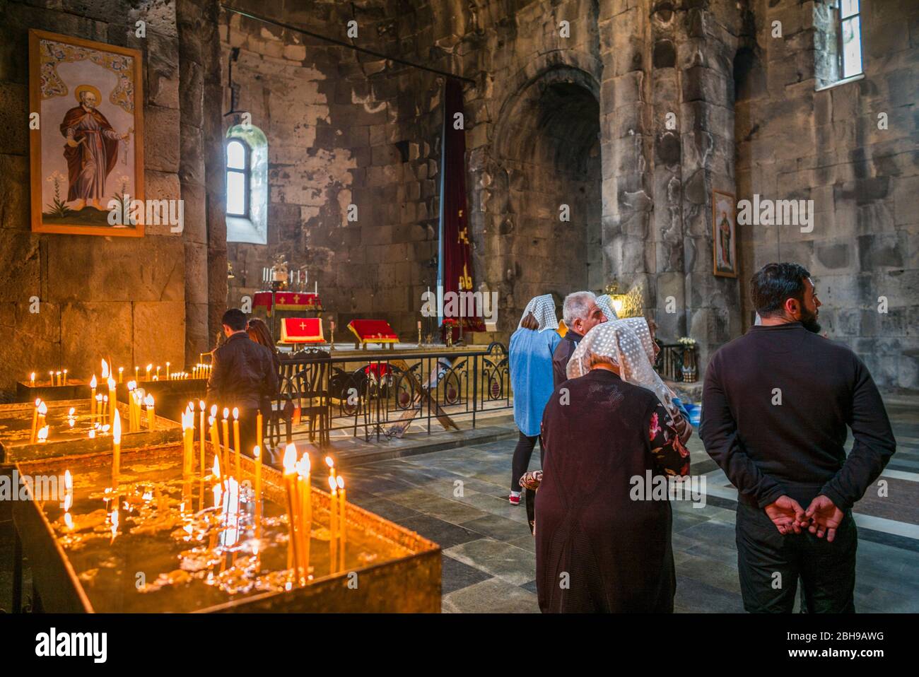 Armenien, Tatev, Tatev Kloster, 9. Jahrhundert, Interieur mit Besuchern, keine Freigaben Stockfoto