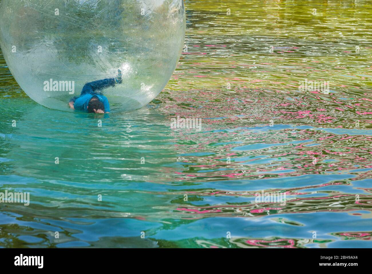 Armenien, Jerewan, Eritasardakan Park, Kinder spielen in zorb oder menschlichen Hamsterball, keine Freigaben Stockfoto