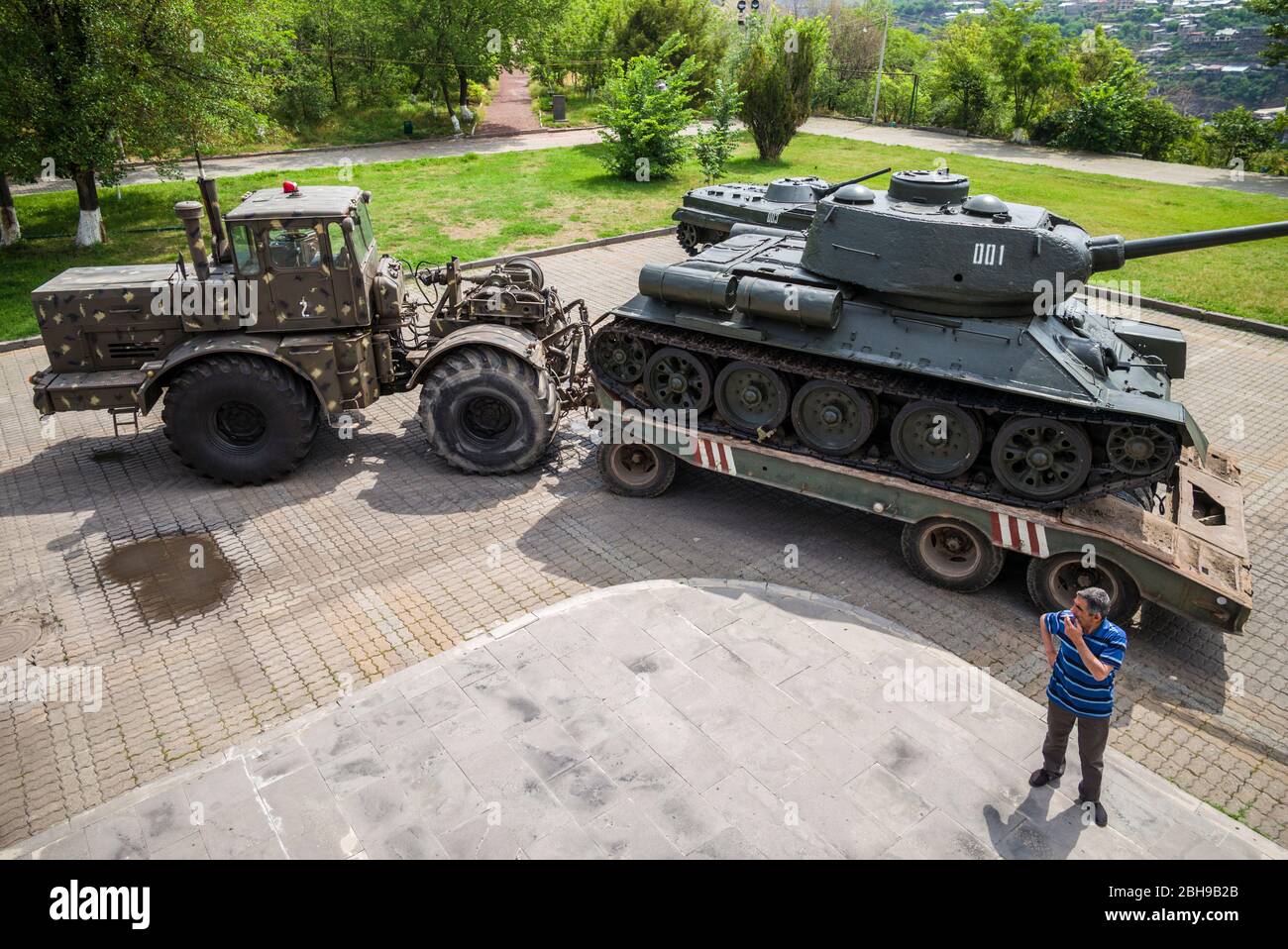 Armenien, Jerewan, Mutter-Armenien-Park aus der Sowjetzeit und T-34-Panzer aus der Sowjetzeit mit Person, keine Freigaben Stockfoto