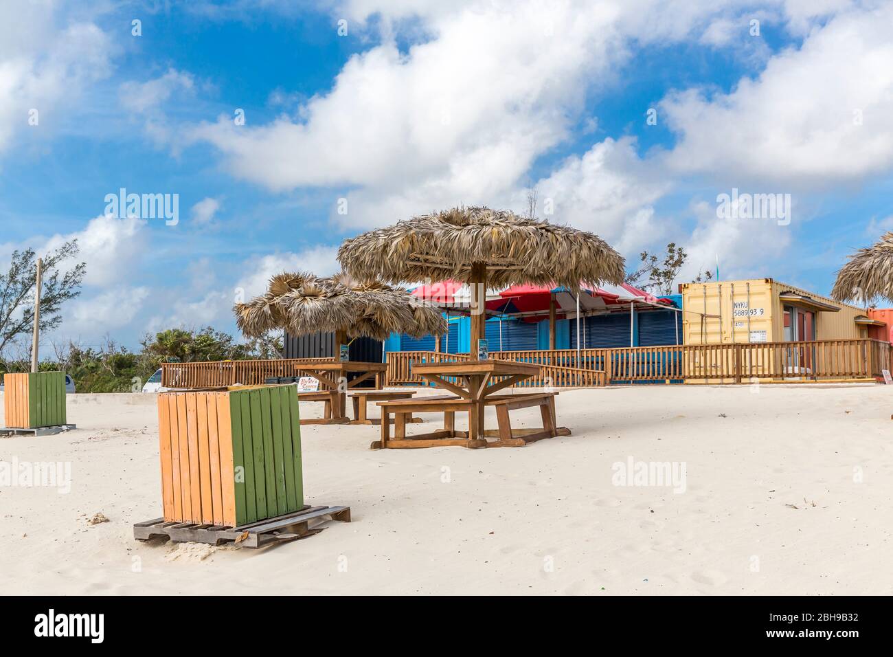 Sonnenschirme, Pirate's Cove Zipline and Water Park, Freeport, Grand Bahama, Bahamas, Karibik, Atlantik, Mittelamerika Stockfoto