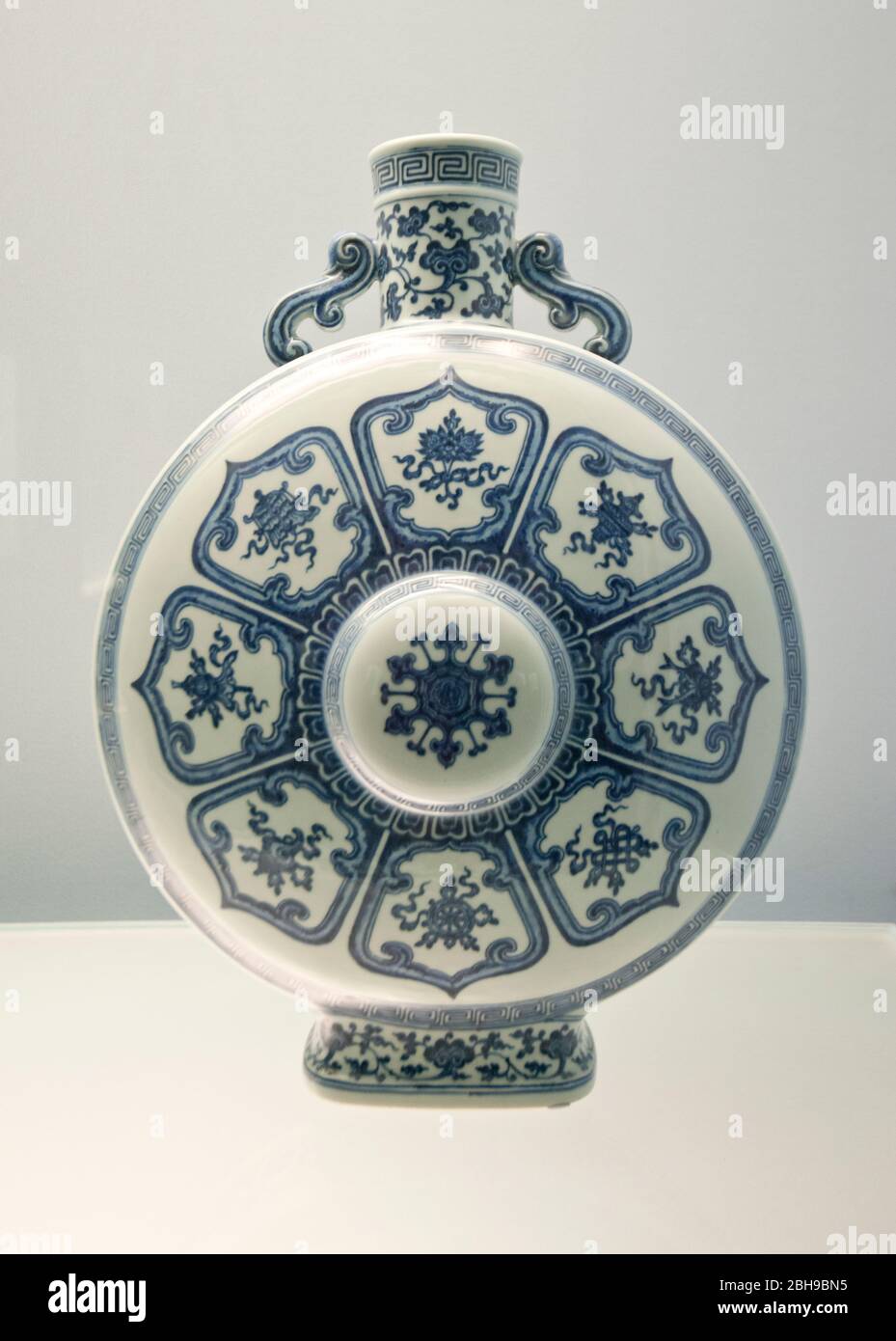 Chinesisches Porzellan: Unterglasur blaue Flasche mit zwei Griffen - Jingdezhen Ware - Qianlong Reign (1736-1795 n. Chr.) Qing-Dynastie. Shanghai Museum Stockfoto