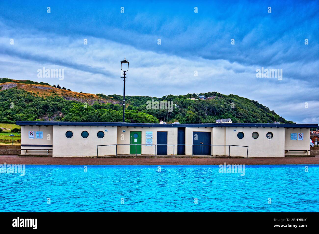 Außenpool mit Toilettenanlagen in Llandudno Wales UK Stockfoto