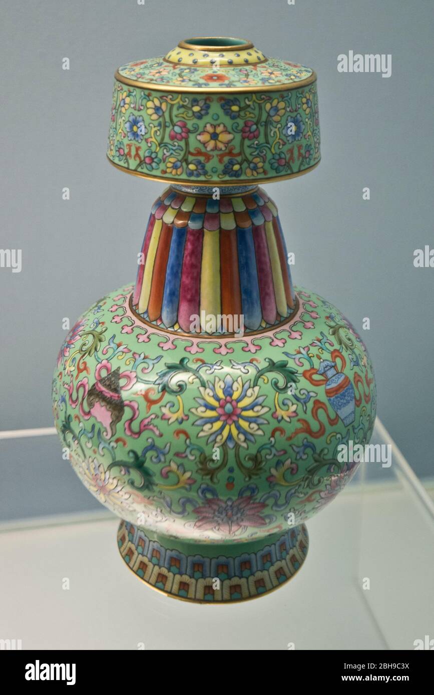 Tibetische Vase mit Fencai-Design von acht Alispicious Symbole auf grünem Hintergrund - Jingdezhen Ware - Quianlong Ring (1736-1795 n. Chr.) Qing-Dynastie Stockfoto