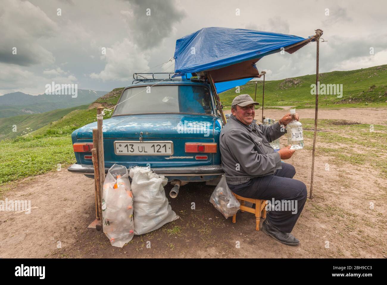 Armenien, Selim Pass Road, Selim Pass, Selim Caravanserai, 14. Jahrhundert, alter Berg, obere Raststation für den Handel mit Karawanen, Hausmeister mit Schiguli-Auto aus der Sowjetzeit, Stockfoto