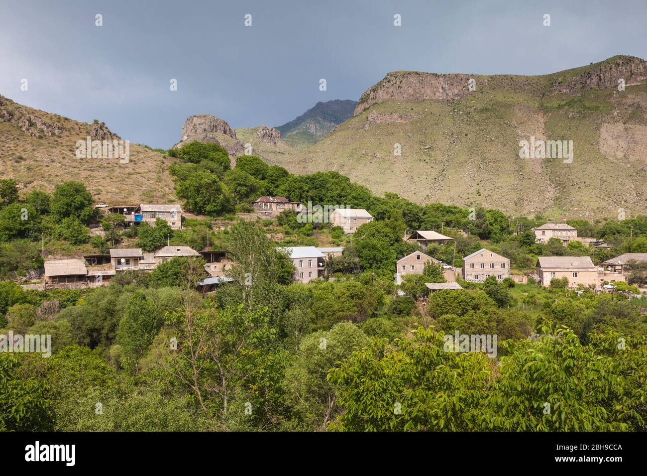 Armenien, Yeghegis Tal, Shatin, hohen Winkel mit Blick auf das Dorf Stockfoto