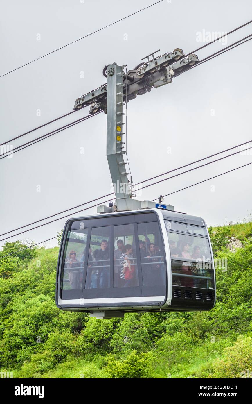 Armenien, Haldizor, Flügel der Tatev Aerial Tram, weltweit längste Fahrt mit der Seilbahn, über Haldizor Stadt Stockfoto