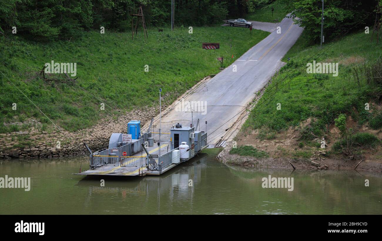 Im Mammoth Cave National Park wird die Green River Ferry mit Kabeln gesteuert Stockfoto