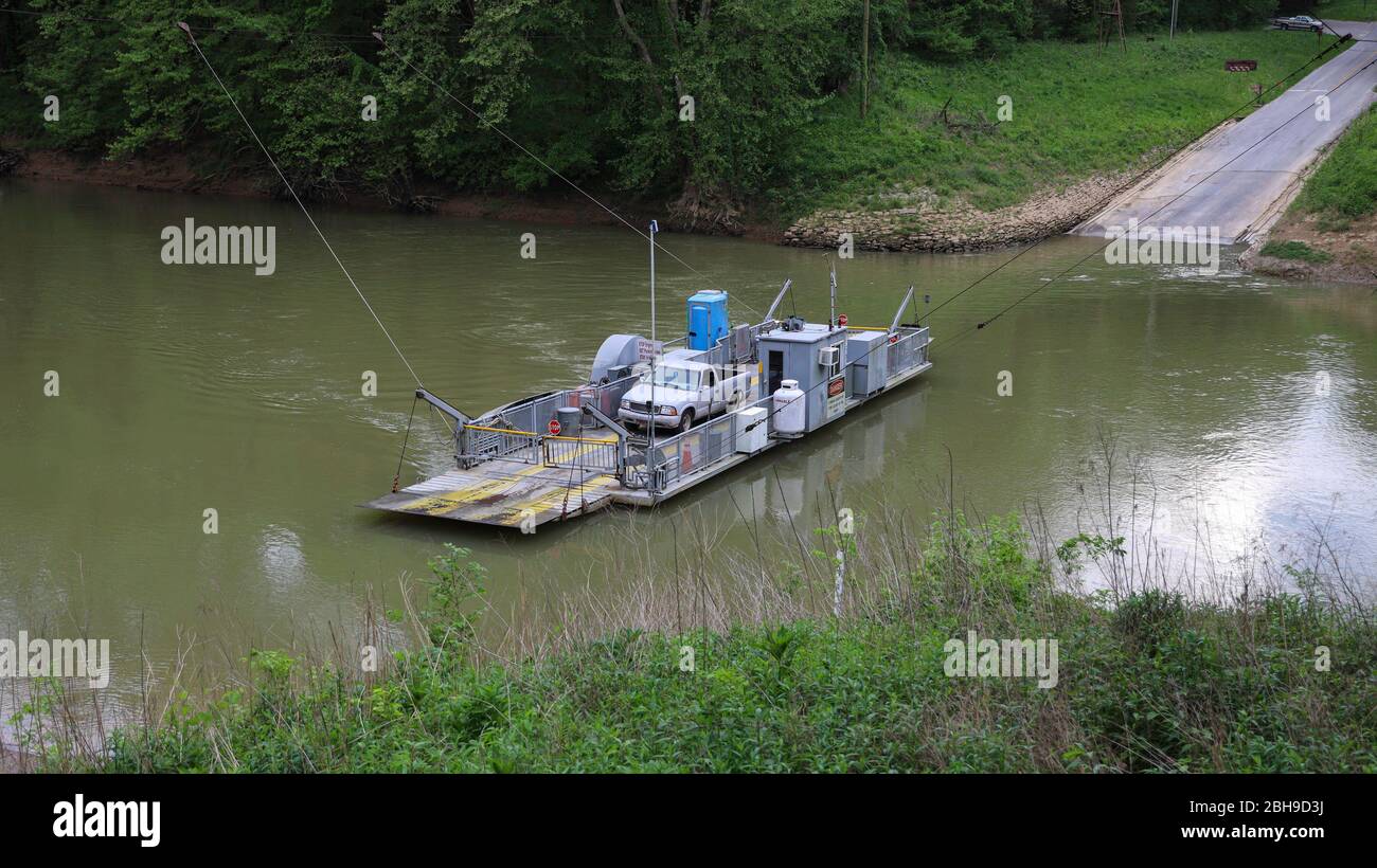 Im Mammoth Cave National Park wird die Green River Ferry mit Kabeln gesteuert Stockfoto