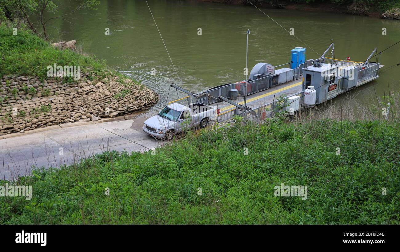 Im Mammoth Cave National Park wird die Green River Ferry mit Kabeln gesteuert Stockfoto