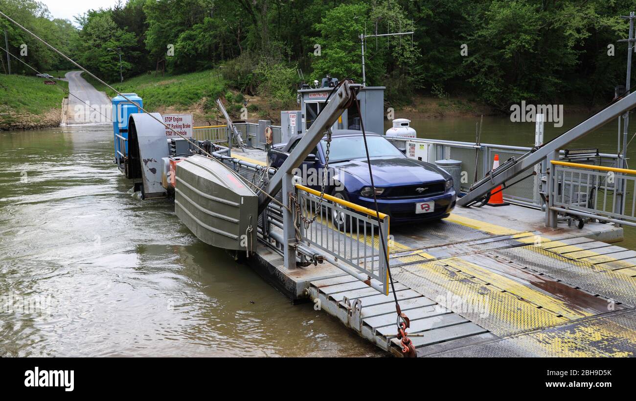 Im Mammoth Cave National Park wird die Green River Ferry mit Kabeln gesteuert Stockfoto