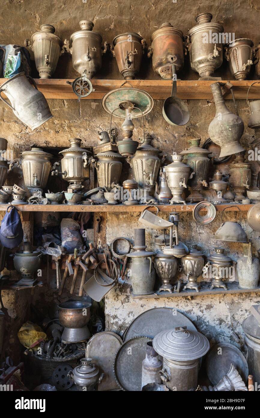 Aserbaidschan, Lahic, handgefertigt Metall arbeiten an der Schmied, Shop Stockfoto