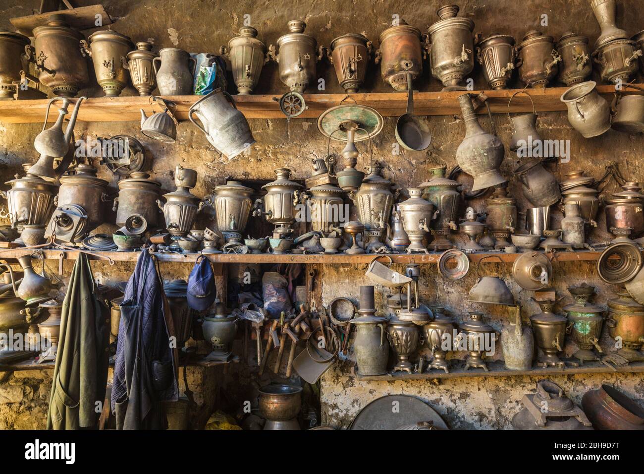 Aserbaidschan, Lahic, handgefertigt Metall arbeiten an der Schmied, Shop Stockfoto