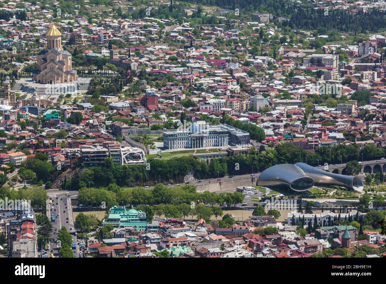 Georgien, Tiflis, hohen Winkel die Skyline der Stadt vom Mtatsminda Park mit Tsminda Sameba Kathedrale, Präsidentenpalast und Öffentlichen Dienst Halle Stockfoto
