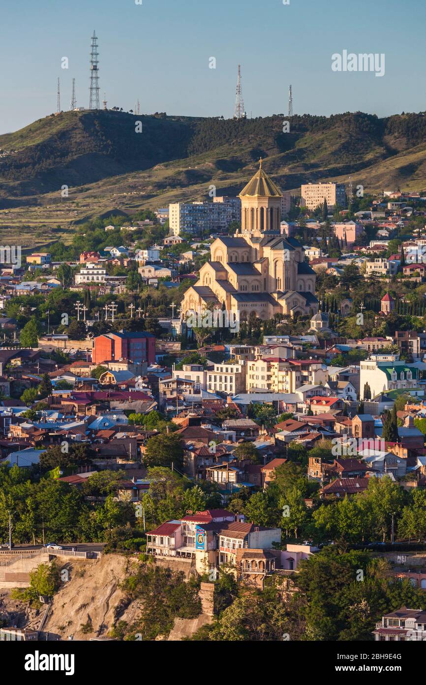 Georgien, Tiflis, Tsminda Sameba Kathedrale, Erhöhte Ansicht Stockfoto