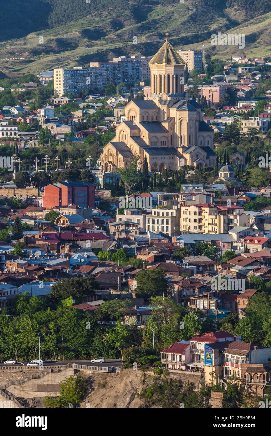 Georgien, Tiflis, Tsminda Sameba Kathedrale, Erhöhte Ansicht Stockfoto