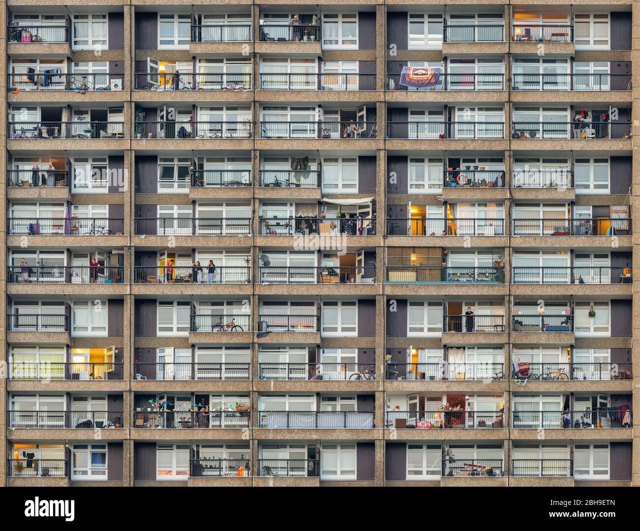 Covid-19 NHS & Key Worker Applaus aus dem Trellick Tower Stockfoto