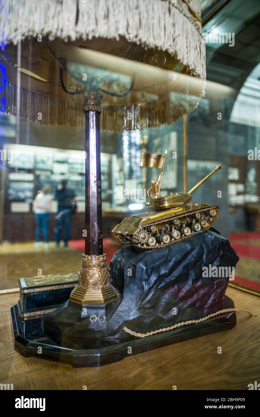 Georgien, Gori, Stalin Museum gewidmet ehemaligen sowjetischen Diktator Joseph Stalin, Lampe mit vergoldeten Tank-Modell, keine Freigaben Stockfoto
