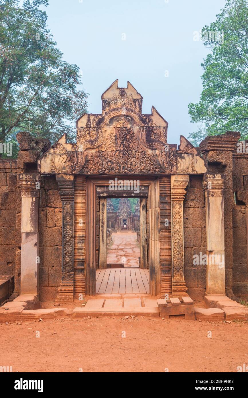 Kambodscha, Angkor, Banteay Srei Tempel, östlicher Eingang Stockfoto