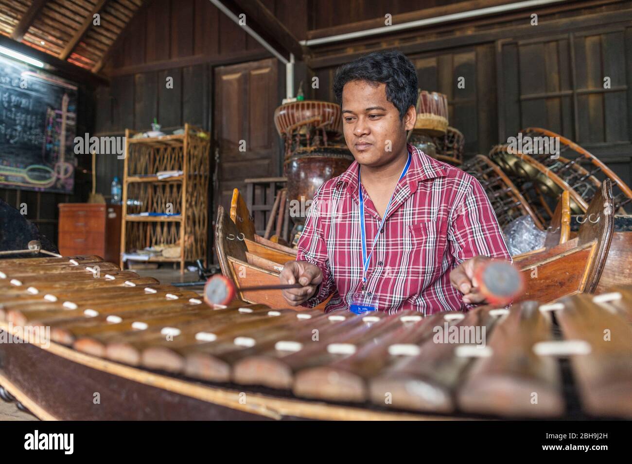 Kambodscha, Battambang, Phar PonLeu Selpak, Kunst- und Zirkusschule, Musiker und Roneat, traditionelles Khmer Xylophon, er Stockfoto