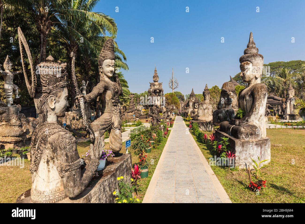 Laos, Vientiane, Xieng Khuan Buddha Park, Statuen von religiösen Persönlichkeiten Stockfoto