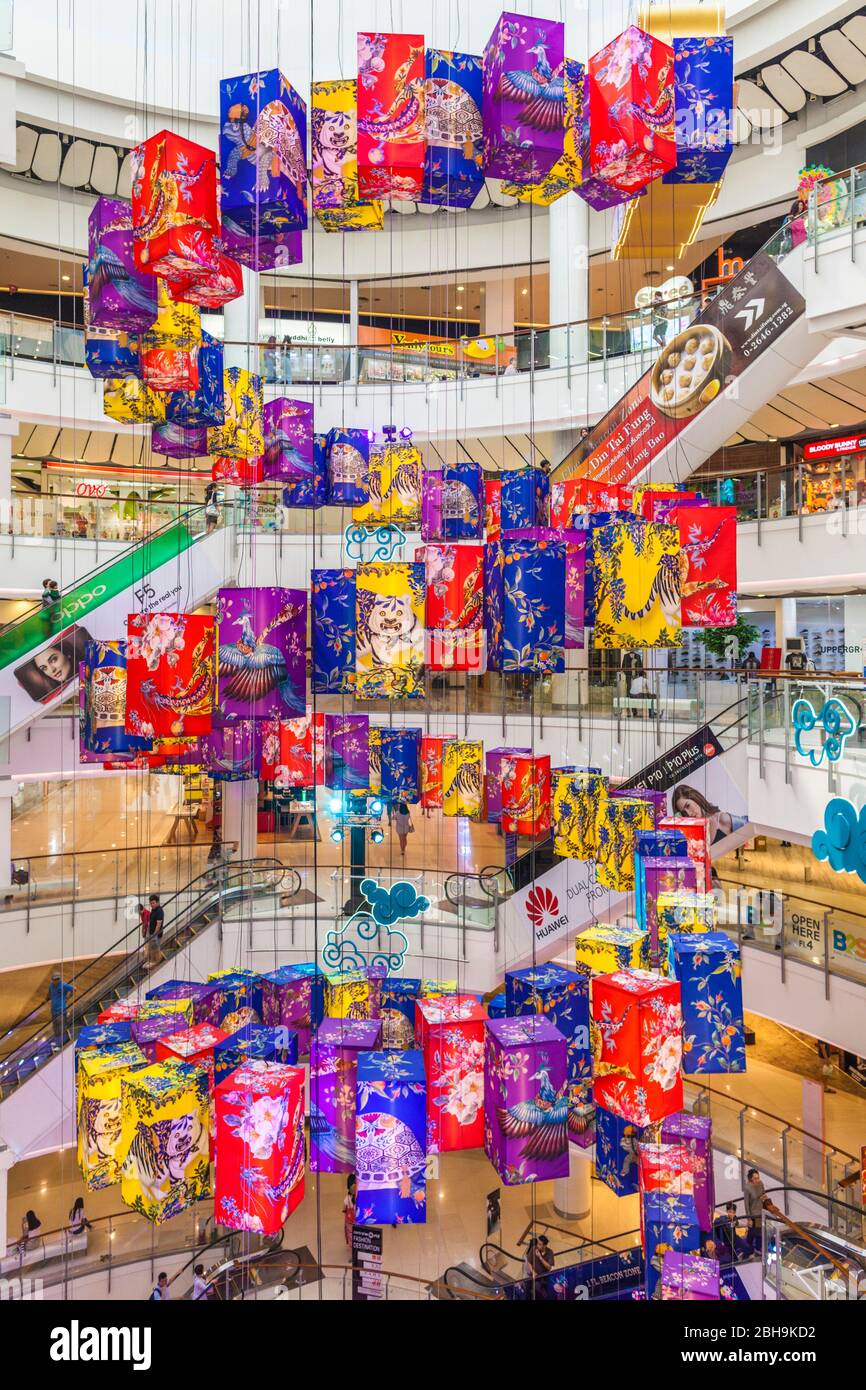 Thailand, Bangkok, Siam Square, Central World Shopping Mall, Innenraum mit chinesischen Neue Jahr Dekorationen Stockfoto