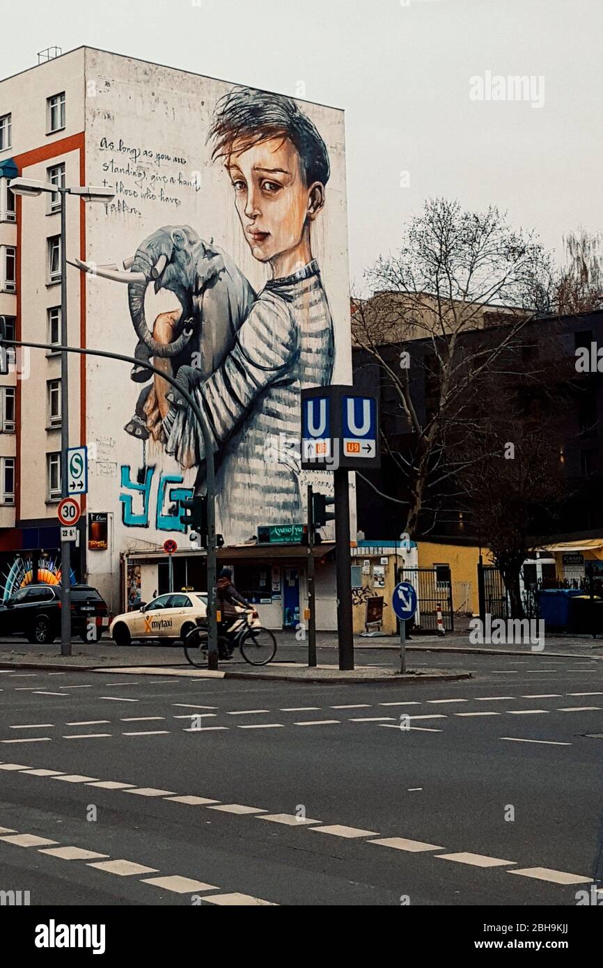 "Solange du stehst, gib den Gefallenen eine Hand" (Herakut/Wes21/Onur, 2018) Graffiti in Berlin Stockfoto